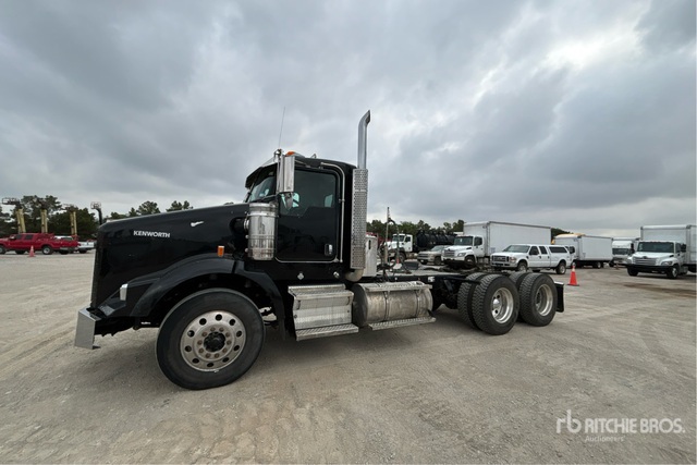 2015 Kenworth T800 6x4 T/A Day Cab Truck Tractor