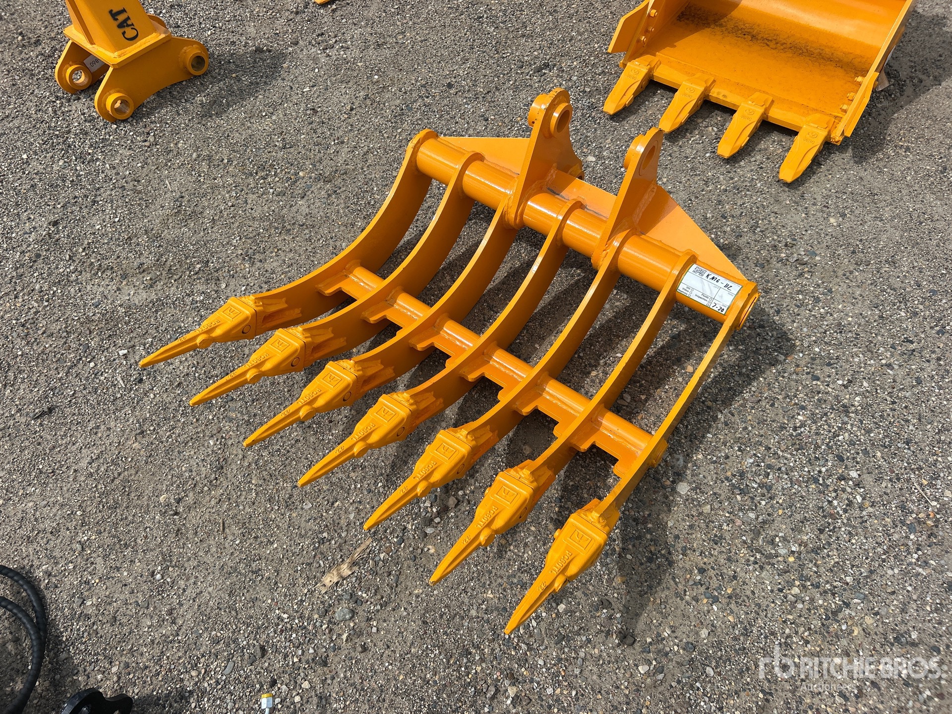 2026 GIYI 32 in Excavator Rake - Fits Cat 305 (Unused)
