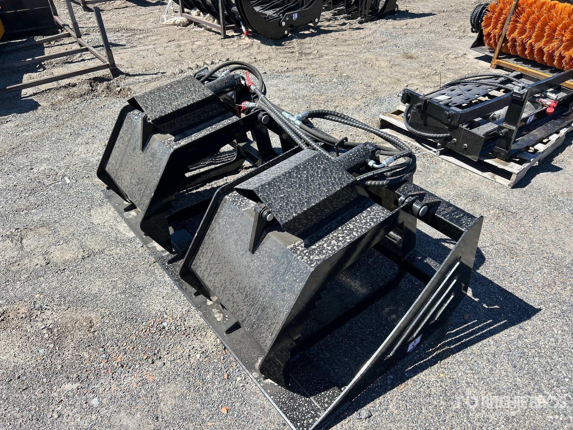 2026 GIYI GY-HWG72 72 in Skid Steer Grapple Bucket (Unused)