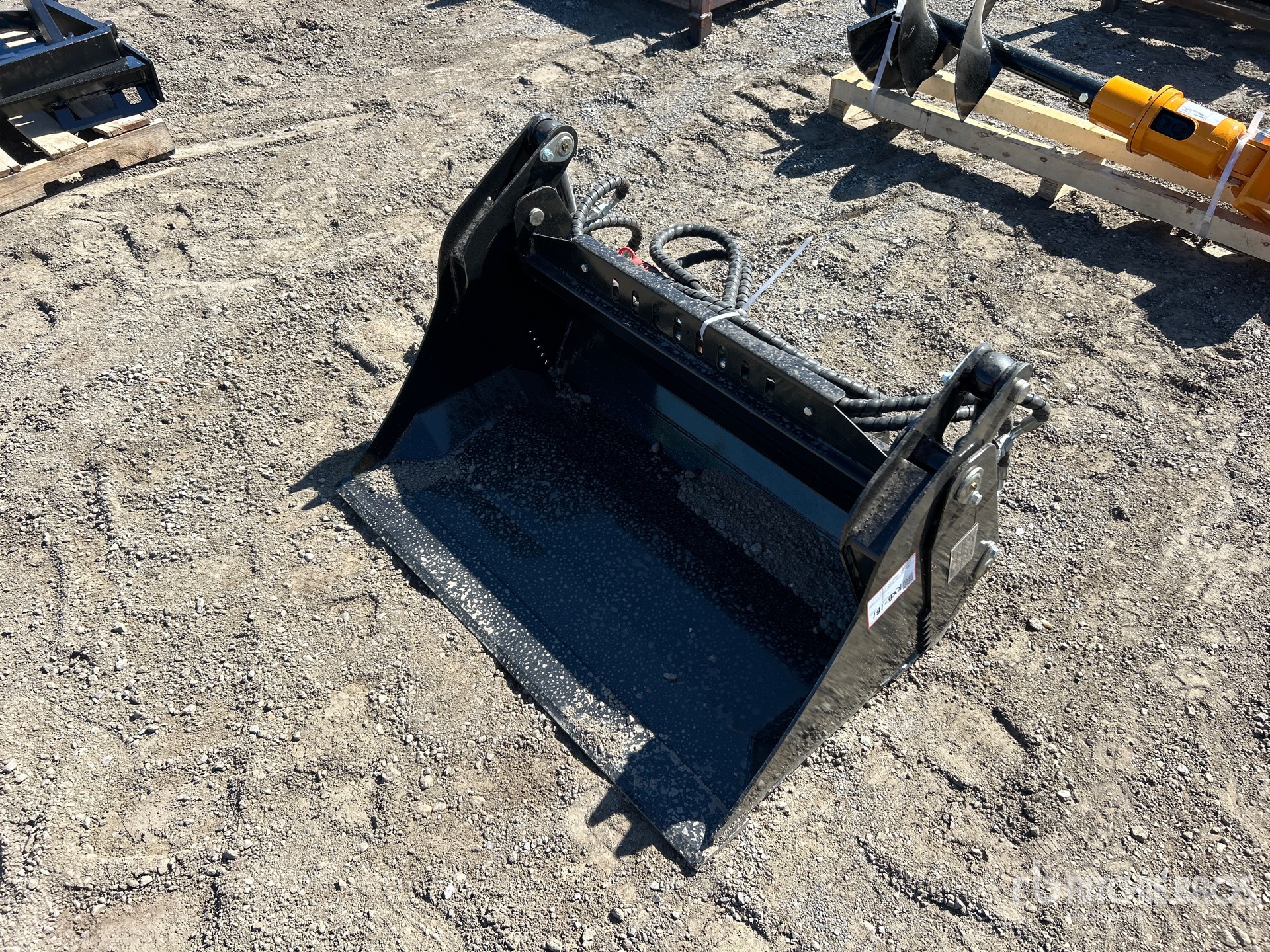 2026 GIYI GY-XKH39 39 in Multi-Purpose Mini Skid Steer Bucket (Unused)