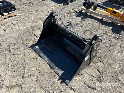 2026 GIYI GY-XKH39 39 in Multi-Purpose Mini Skid Steer Bucket (Unused)