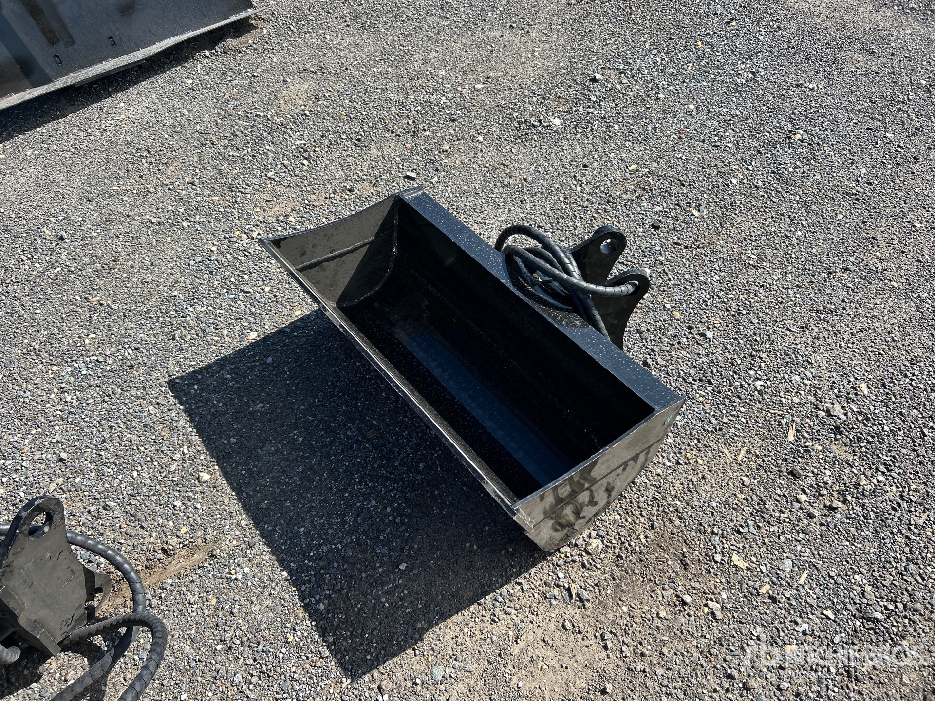 2026 GIYI GY-D3T 32 in Digging Tilting Excavator Bucket (Unused)