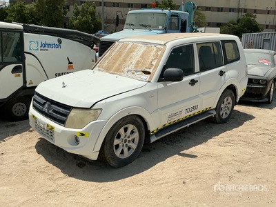 2014 Mitsubishi Pajero 4x4 を見 SUV
