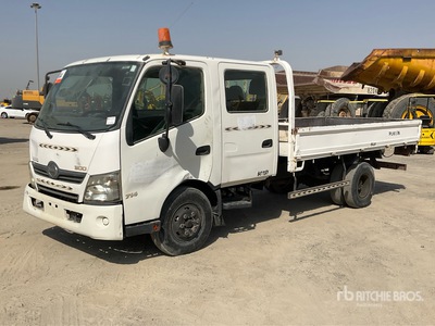 2017 Hino 4x2 Crew Cab Flatbed Truck
