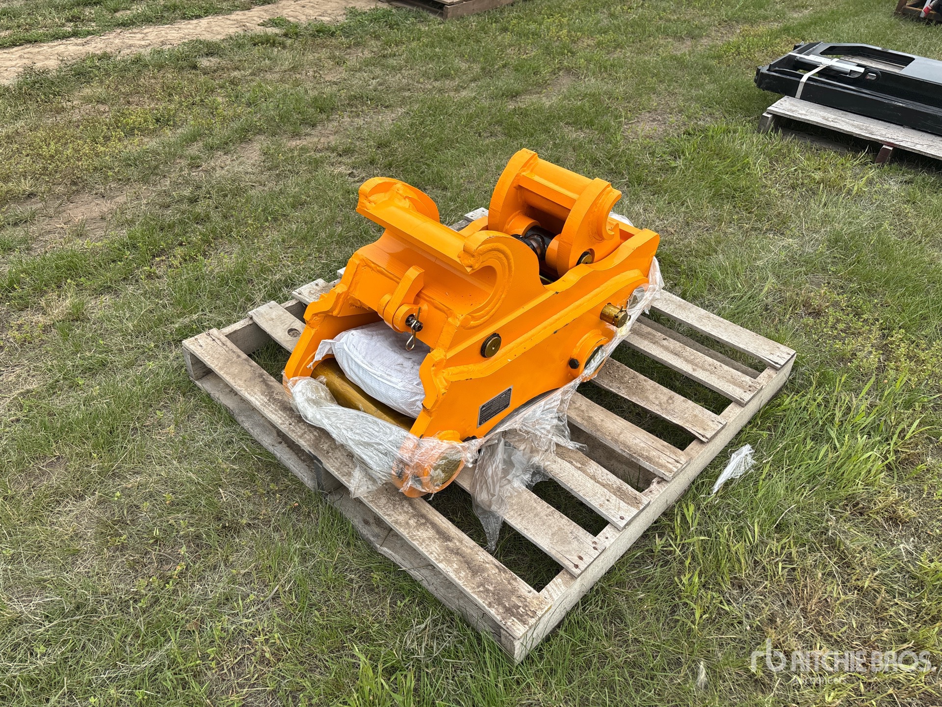 2026 GIYI 37 in Hydraulic Quick Coupler - Fits Cat 320 (Unused)