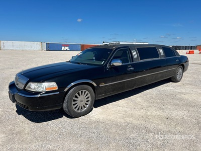 2003 Lincoln Town Car Limousine