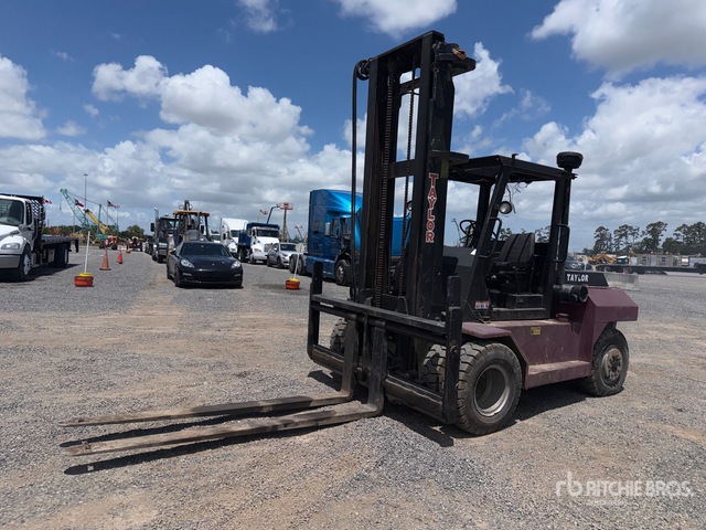 1988 Taylor TE-155S 14080 lb Pneumatic Tire Forklift