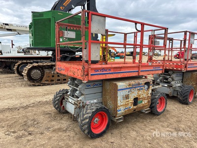 Skyjack SJ6826 RT 4x4 Dual Fuel シザーリフト