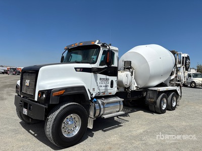 2014 Cat CT681 8x6 Mixer Truck