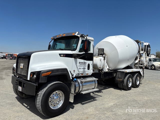 2014 Cat CT681 8x6 Mixer Truck