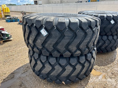 Quantity of (2) Maverick 29.5x25 Pneumatici (Unused)