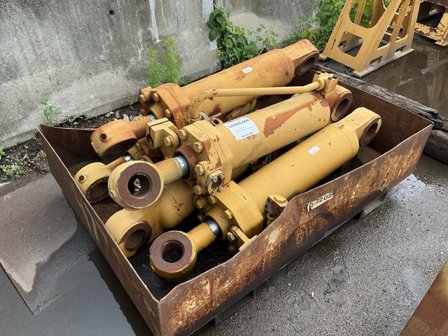 Quantity of (5) Cat 950 G Cylinder