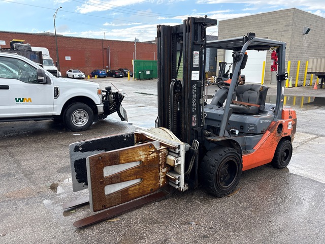 2017 Toyota 8FDU32 3500 lb Pneumatic Tire Forklift