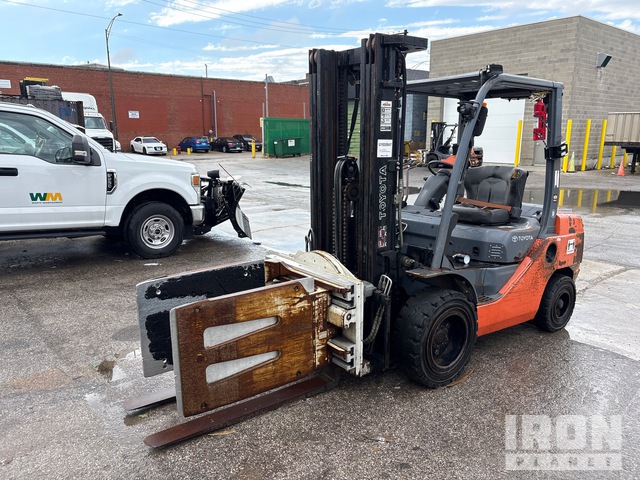 2017 Toyota 8FDU32 3500 lb Pneumatic Tire Forklift