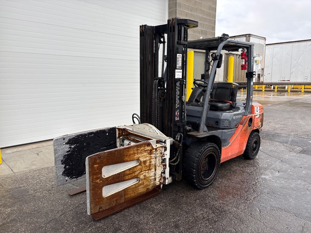 2017 Toyota 8FDU32 3500 lb Pneumatic Tire Forklift