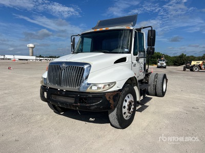 2002 International 4400 4x2 S/A Day Cab Truck Tractor