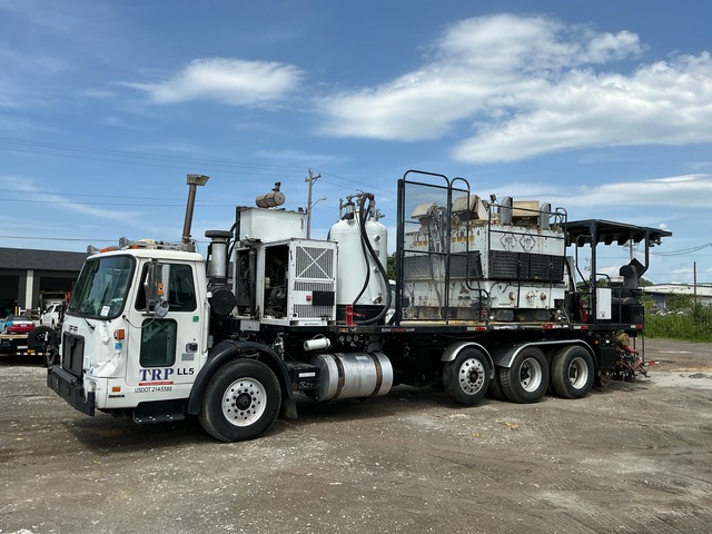 2009 Autocar 8x4 Paint Striping Truck 2009 Autocar 8x4 Paint Striping Truck