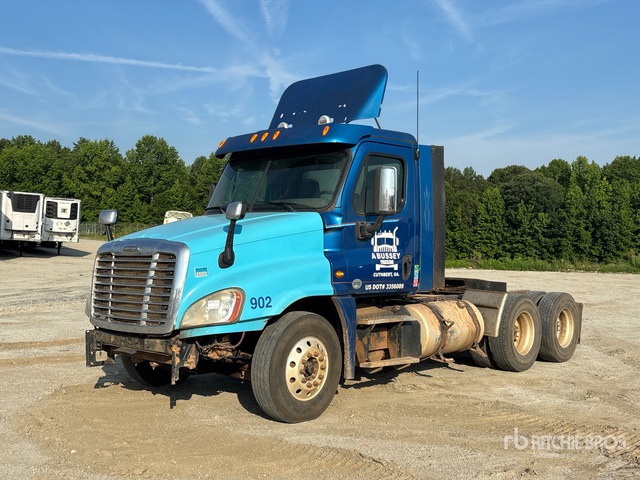 2014 Freightliner Cascadia 125 6x4 T/A Day Cab Truck Tractor