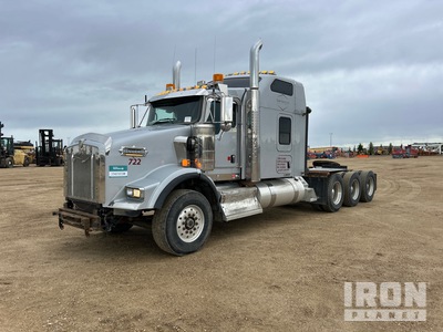 2015 Kenworth T800 8x6 Ciągnik siodłowy z kabiną sypialną Tri/A