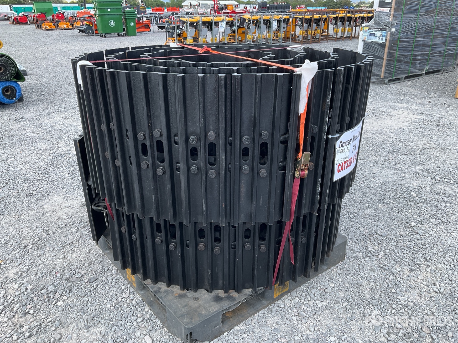 Quantity of (2) 2026 SLA-CAT320 Lote de Zapatas con Cadenas para Excavadora (Sin Usar) / Excavator Shoe Link - Fits 20 ton Excavators (Unused)
