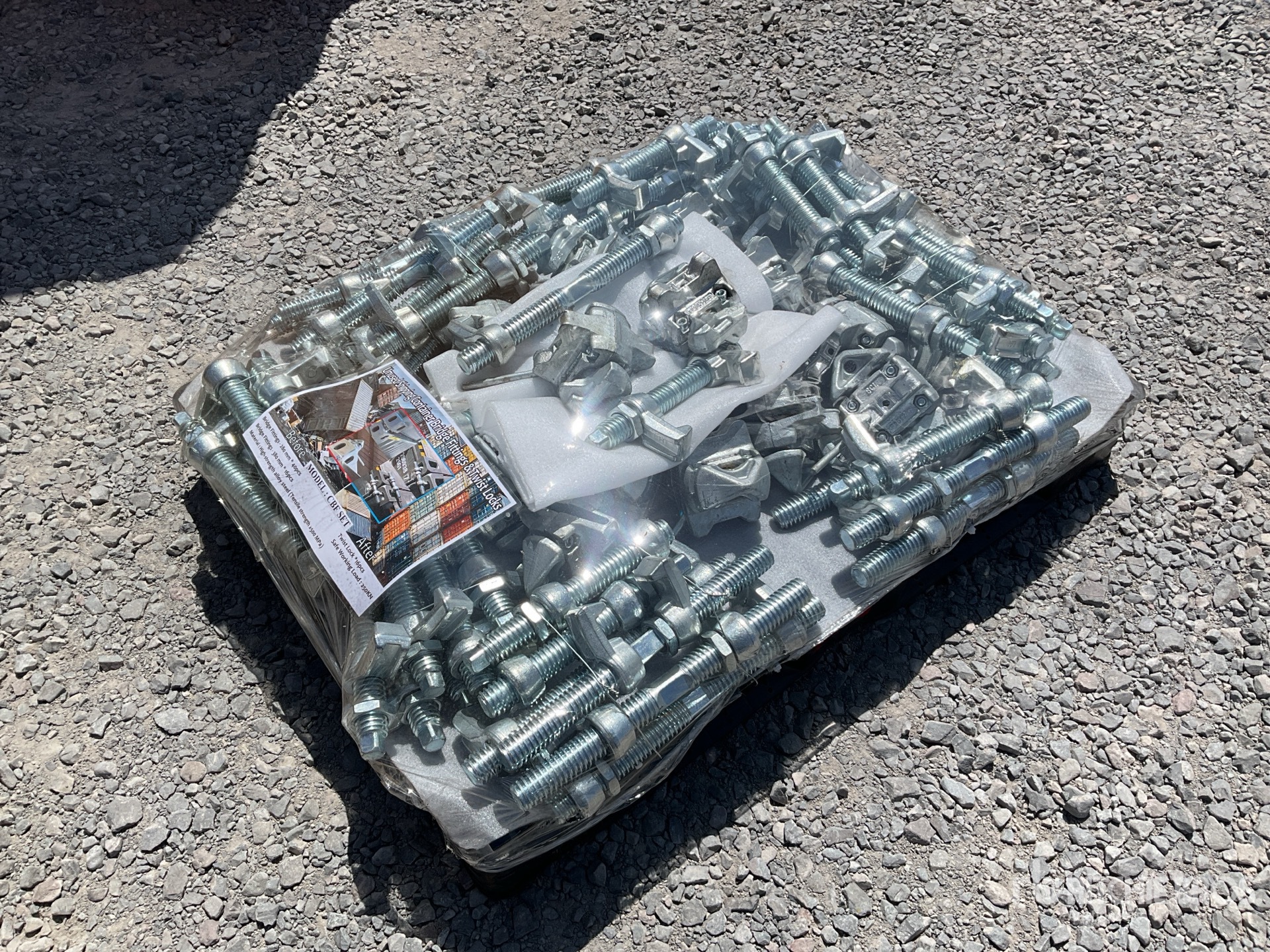 Quantity of (72) 2026 CBF SET Conectores y Seguros de Bloqueo para Contenedores (Sin Usar) / Container Bridge Fitting and Locks (Unused)