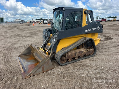 2018 John Deere 323E Chargeuse sur rails compacte