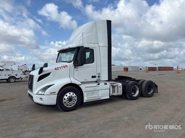 2022 Volvo VNR300 6x4 T/A Day Cab Truck Tractor