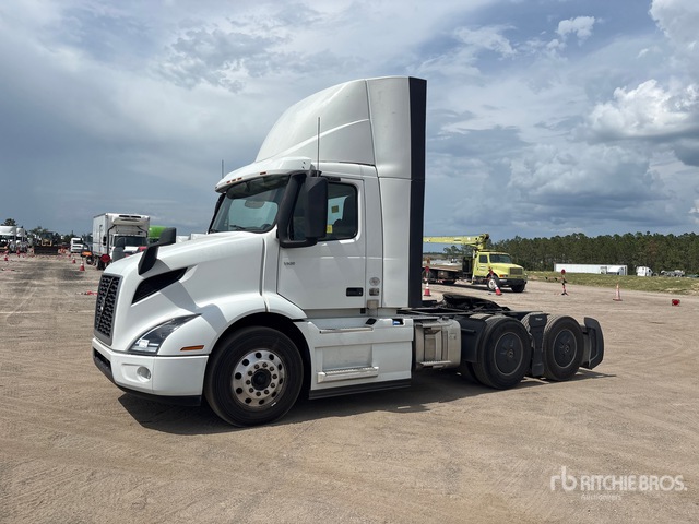2022 Volvo VNR300 6x4 T/A Day Cab Truck Tractor