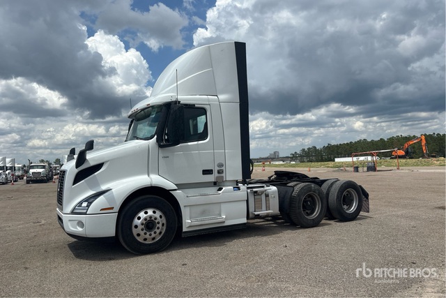 2022 Volvo VNR300 6x4 T/A Day Cab Truck Tractor