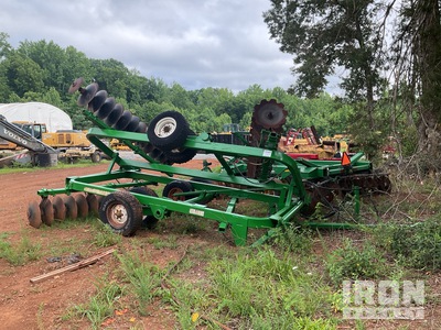 John Deere 220 16 ft Semi-Mount Offset Breaking Disc