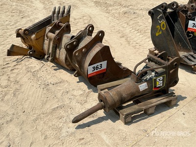 Quantity of Backhoe Bucket w/ Brise-roche hydraulique pour rétrocaveuse