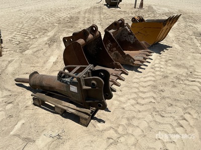 Quantity of (4) Backhoe Bucket w/ Martello idraulico per terna