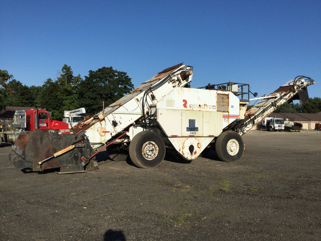 Roadtec SB2500 Asphalt Transfer Machine