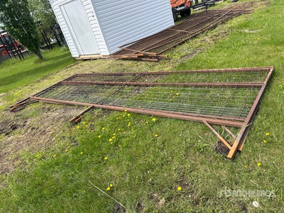 Quantity of (2) 16 ft Panel para ganado
