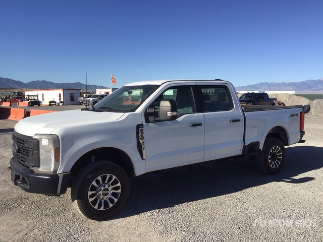 2023 Ford F-350 XL 4x4 Crew Cab Pickup