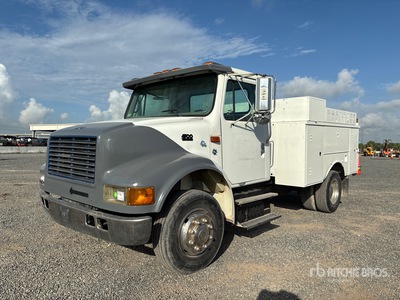 2000 International 4700 4x2 Utility Truck
