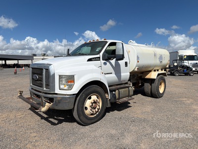 2017 Ford F-750 Super Duty 4x2 شاحنة مياه