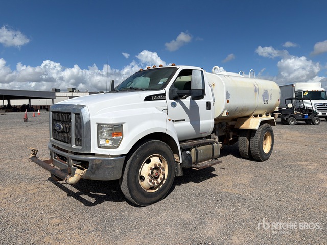 2017 Ford F-750 Super Duty 4x2 Water Truck