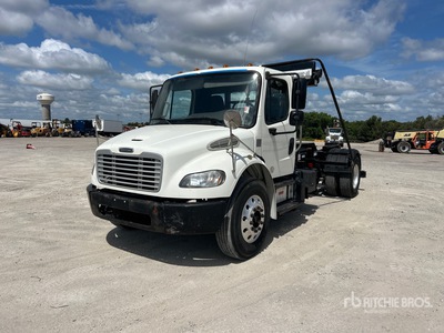 2015 Freightliner M2 106 4x2 Hakenlift-Lkw
