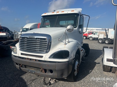 2005 Freightliner Columbia 120 4x2 トラックトラクター(S/A) (Inoperable)
