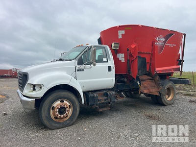 2000 Ford F-750 4x2 Kuhn Mixing Camion de alimentacion