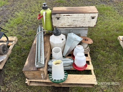 Chicken Waterer, Sprayer, Wooden Storage Box Varios, Ganado