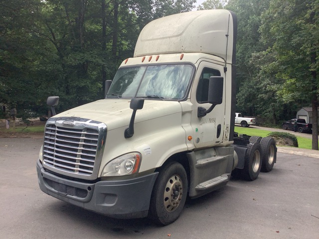 2018 Freightliner Cascadia 6x4 T/A Day Cab Truck Tractor