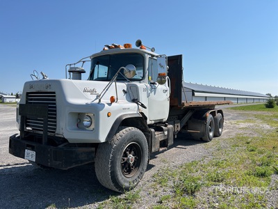 1988 Mack DM690S 6x4 Camión rodante