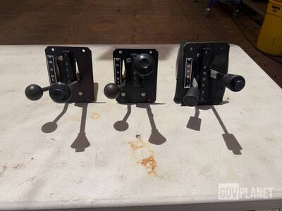 3- Humvee Shifter (2- 3 speed 1- 4 speed and M16 Rifle Mounting Kit Ship Dims: 15x15x15 39lbs ピックアップ