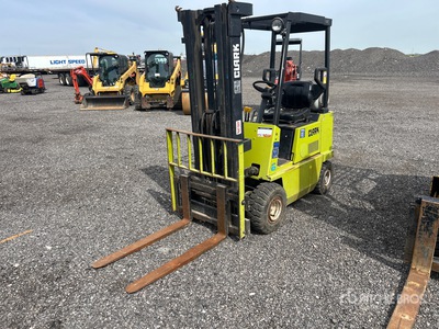 1992 Clark GPS15 2700 lb Pneumatic Tire Forklift