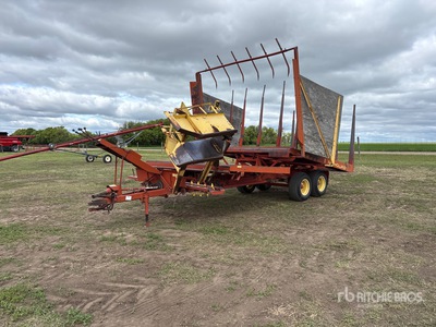 New Holland Stackliner 1033 T/A Bale Wagon