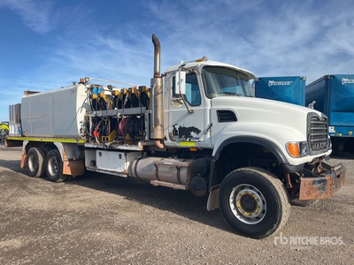 Mack Granite CV713 6x6 شاحنة الوقود والتشحيم