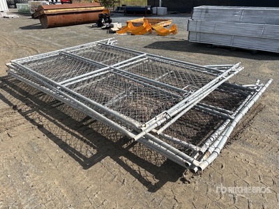 Quantity of 12 ft 8 in x 7 ft 5 in Chain Link سياج الموقع