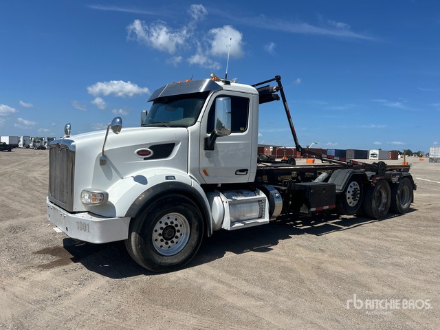 2015 Peterbilt 567 8x4 Roll-Off Truck